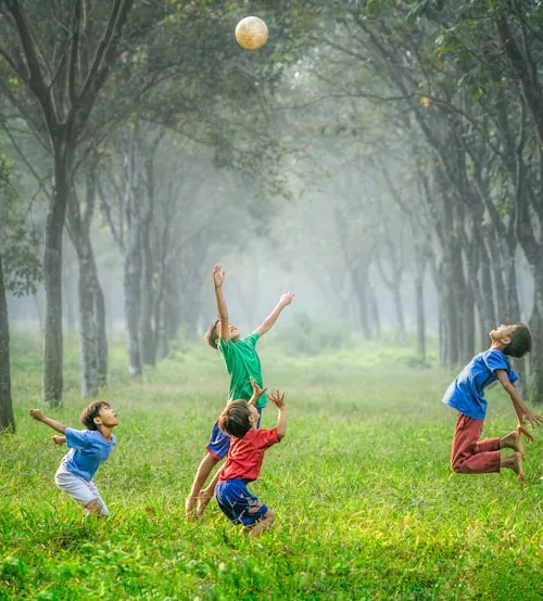 Mère et enfants riant dans les hautes herbes
