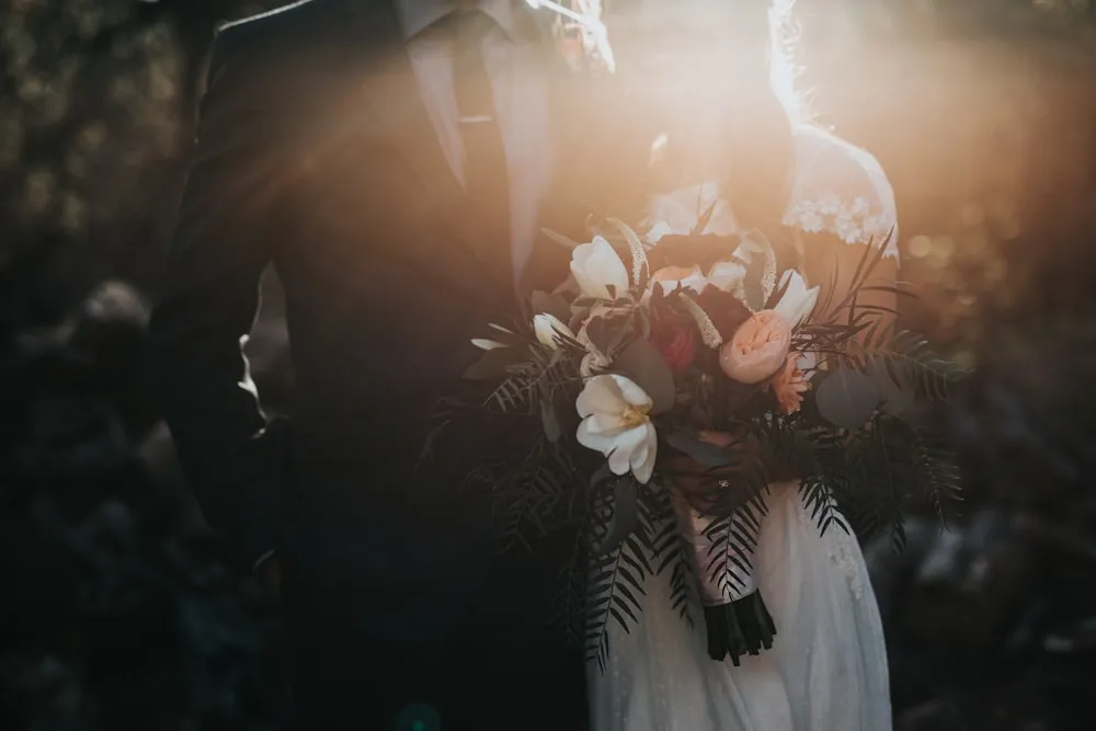 Regard romantique des nouveaux mariés